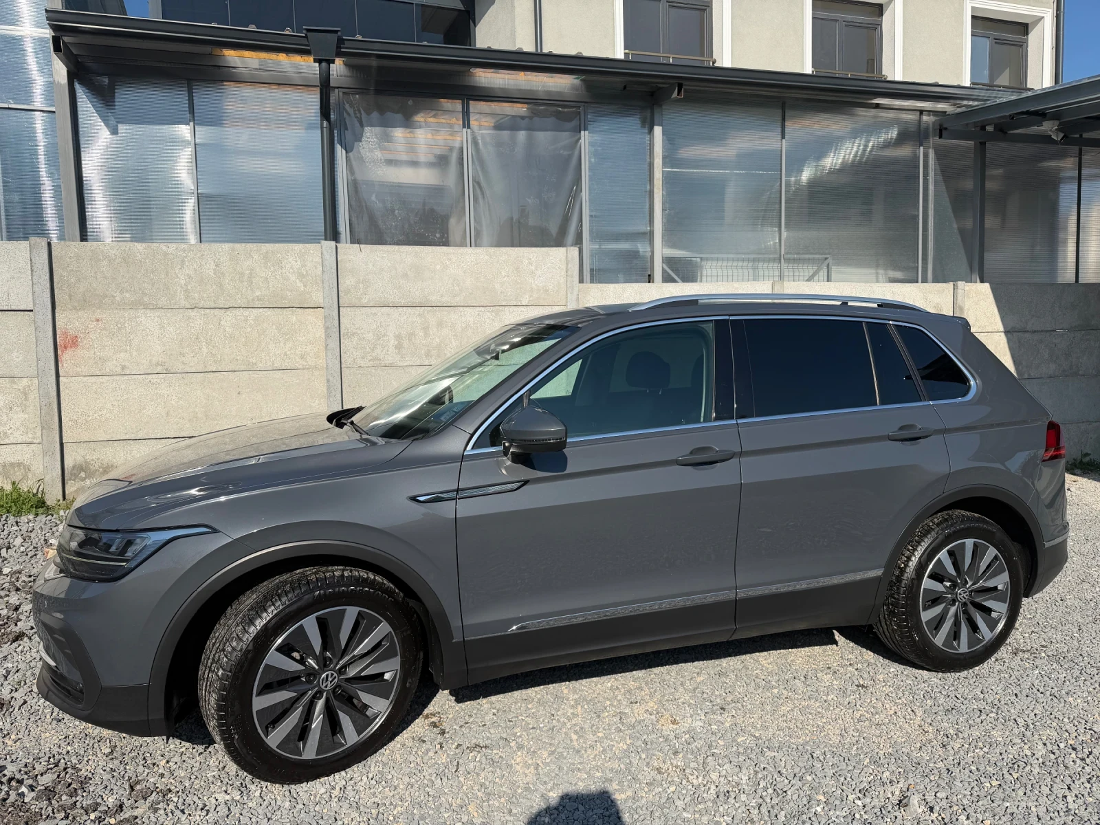 VW Tiguan, снимка 4 - Автомобили и джипове - 54096536