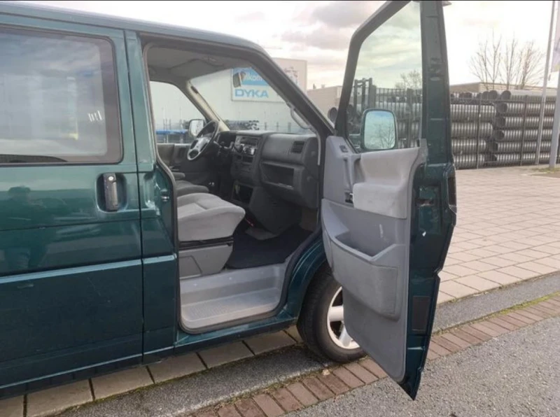 VW T4 Caravelle 2.5 TDI Klimatronik, снимка 11 - Бусове и автобуси - 53509817