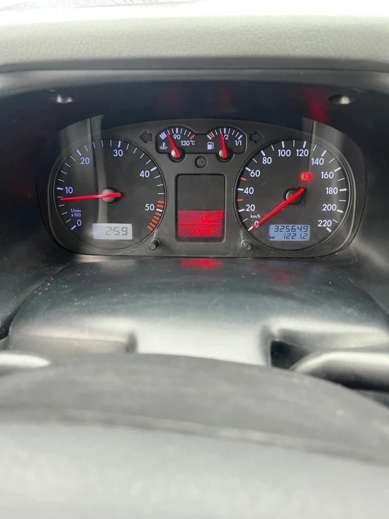 VW T4 Caravelle 2.5 TDI Klimatronik, снимка 14 - Бусове и автобуси - 53509817