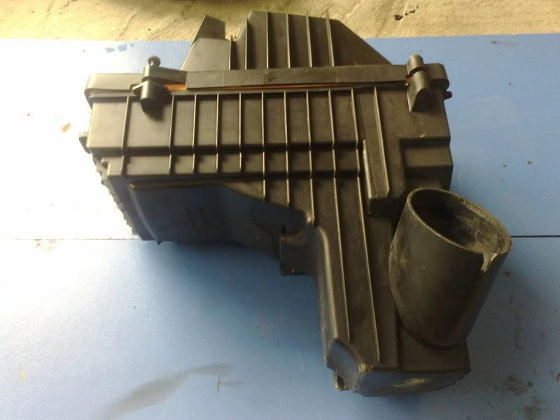 кутия въздушен филтър за Пежо 407 2.0hdi седан 