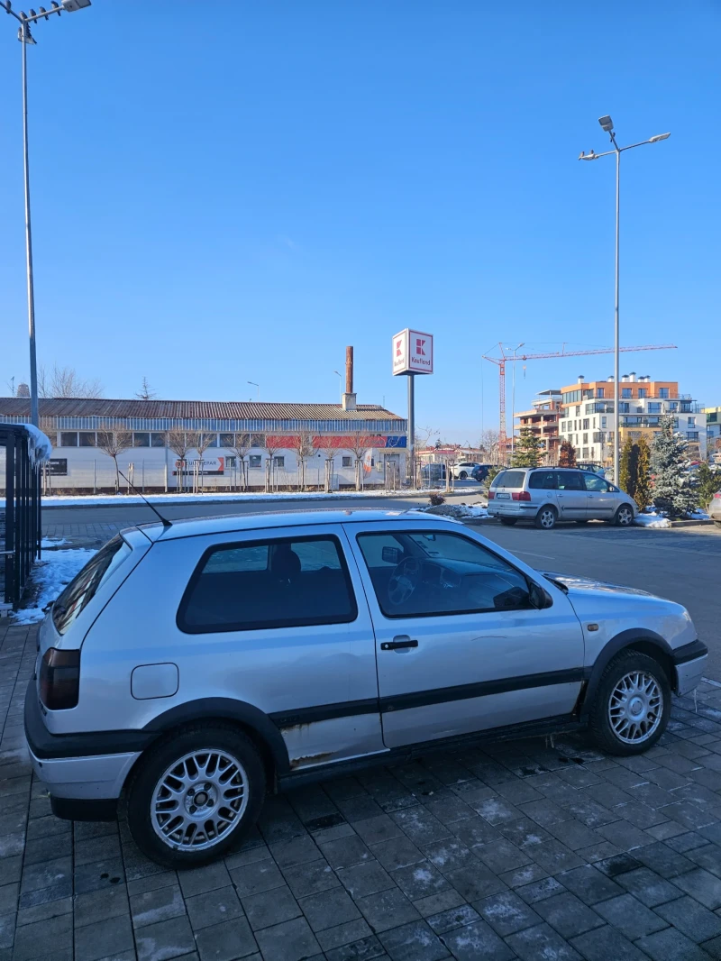 VW Golf 1.6 бензин, 101 к.с., снимка 2 - Автомобили и джипове - 49211500