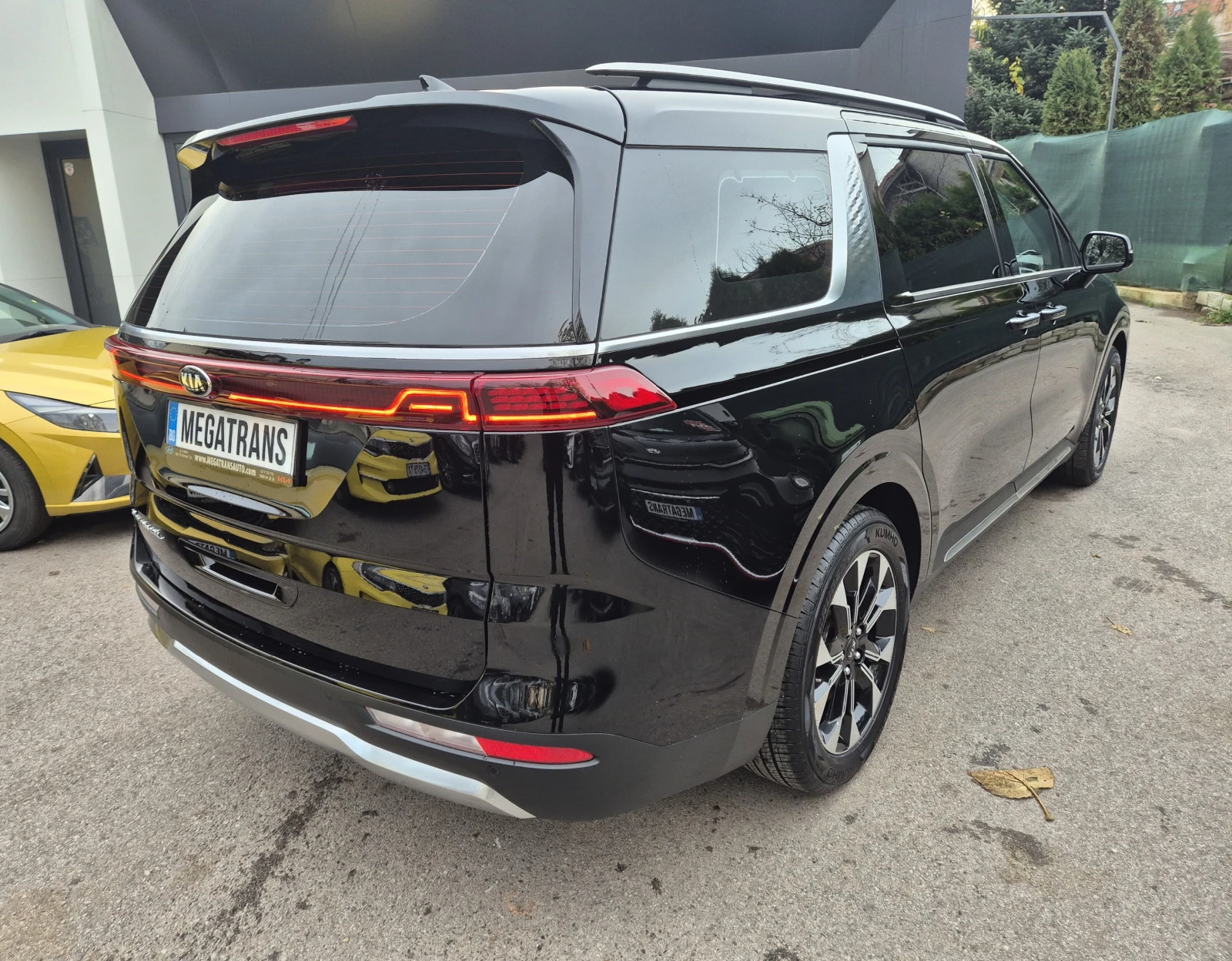 Kia Carnival 2.2 CRDI 8+ 1 ДДС - Наличен в БГ - изображение 3