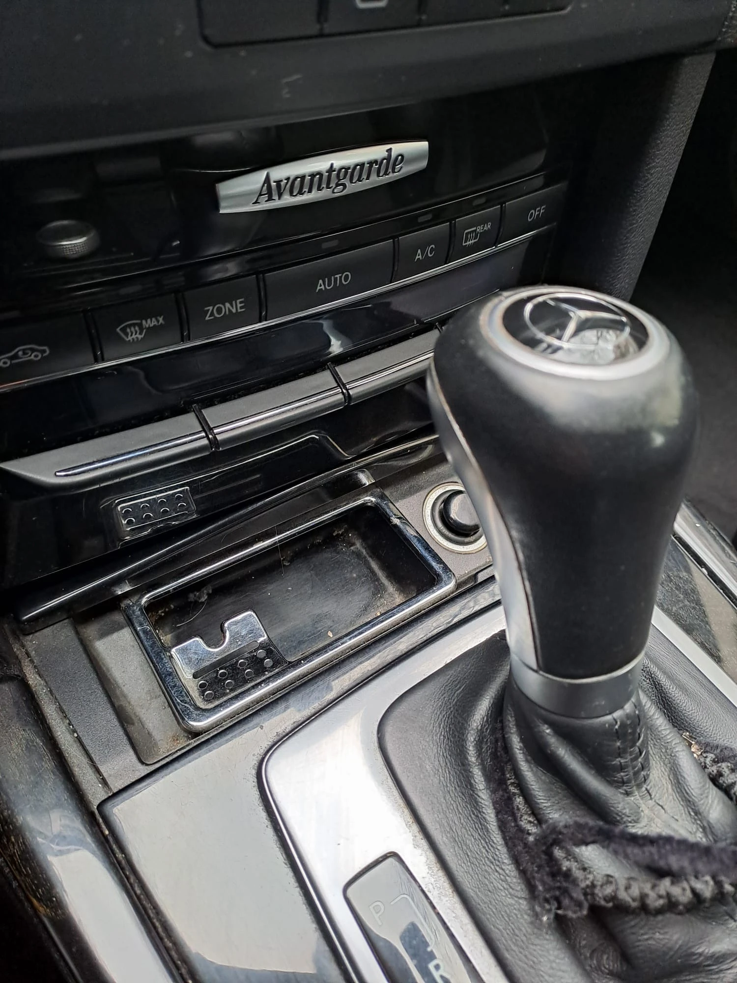 Mercedes-Benz E 220 CDI, снимка 2 - Автомобили и джипове - 54065564