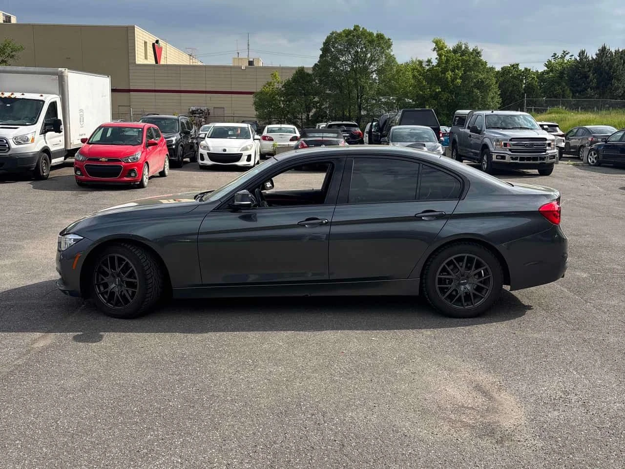 BMW 330 XDRIVE * ПРЕДСТАВИТЕЛСТВО* ДВА ЧИФТА ГУМИ/ДЖАНТИ* , снимка 3 - Автомобили и джипове - 54864275