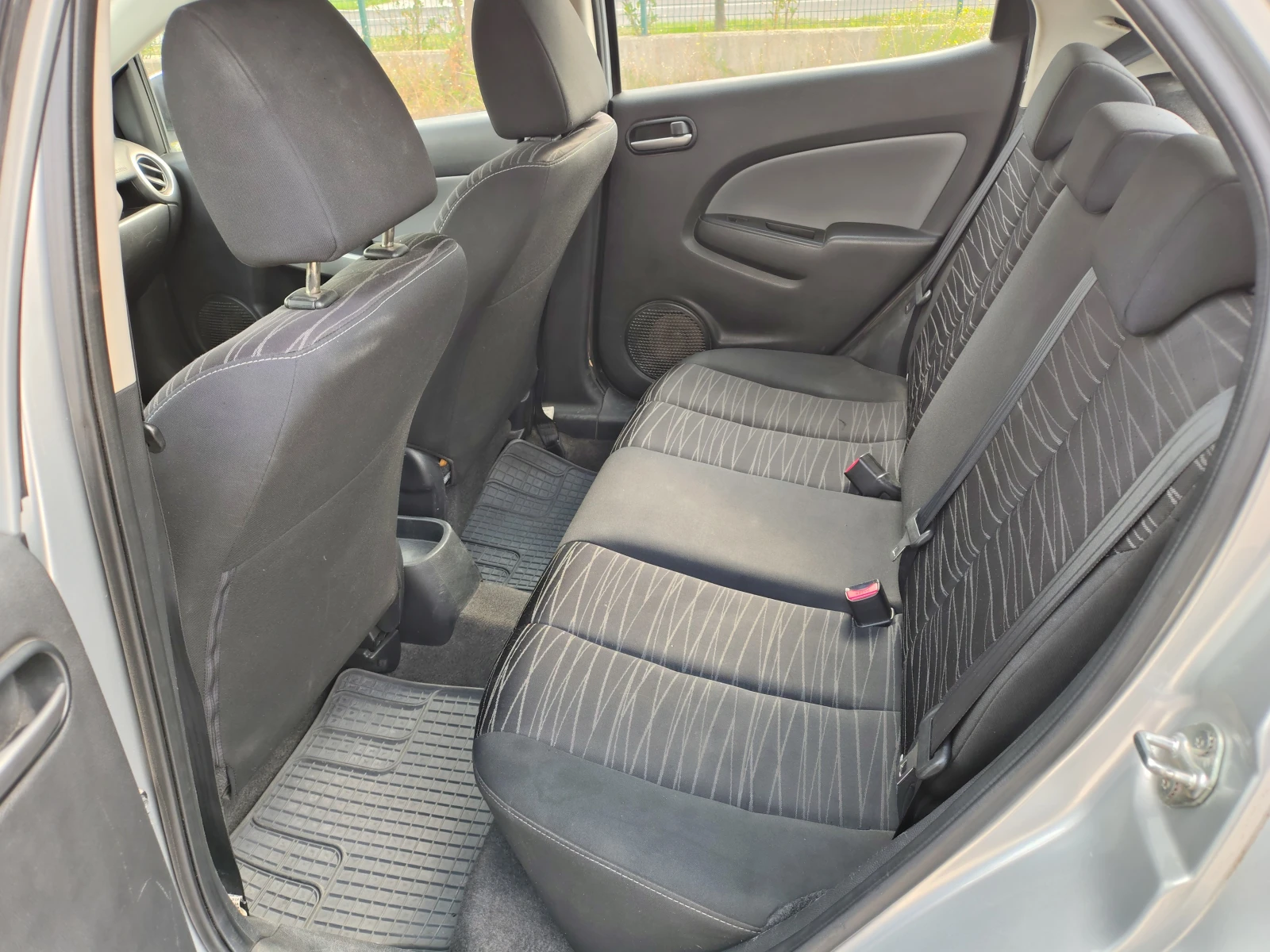 Mazda 2, снимка 12 - Автомобили и джипове - 56039028