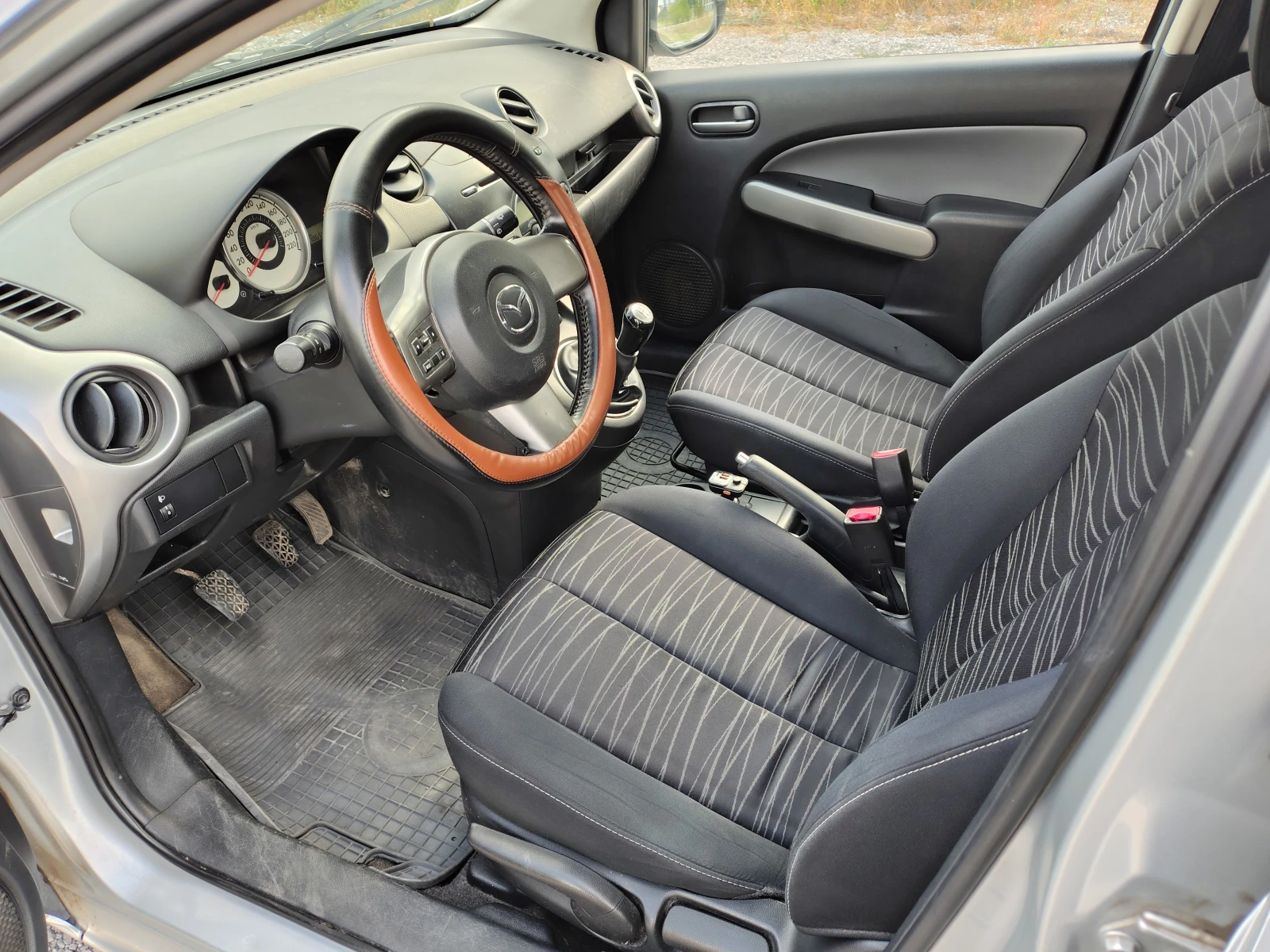 Mazda 2, снимка 10 - Автомобили и джипове - 56039028