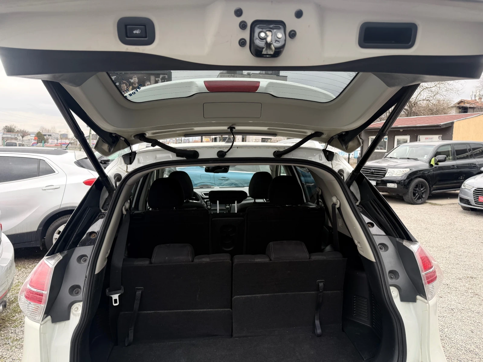 Nissan Qashqai X-trail 1.6d AUT+ PANO+ KAMERA 360+ 7места, снимка 16 - Автомобили и джипове - 54118562