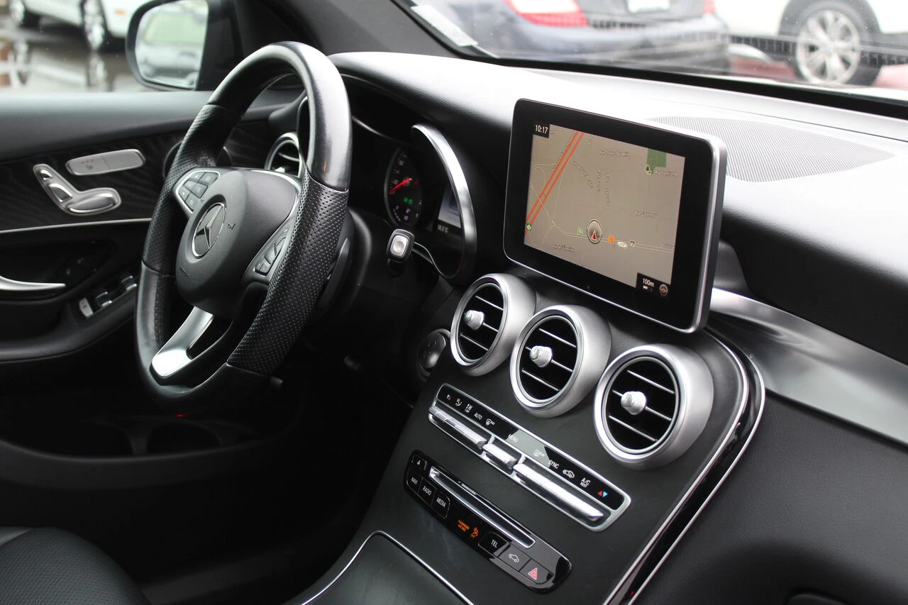 Mercedes-Benz GLC 300 4MATIC AMG Night Package | Цена до България, снимка 5 - Автомобили и джипове - 54175040