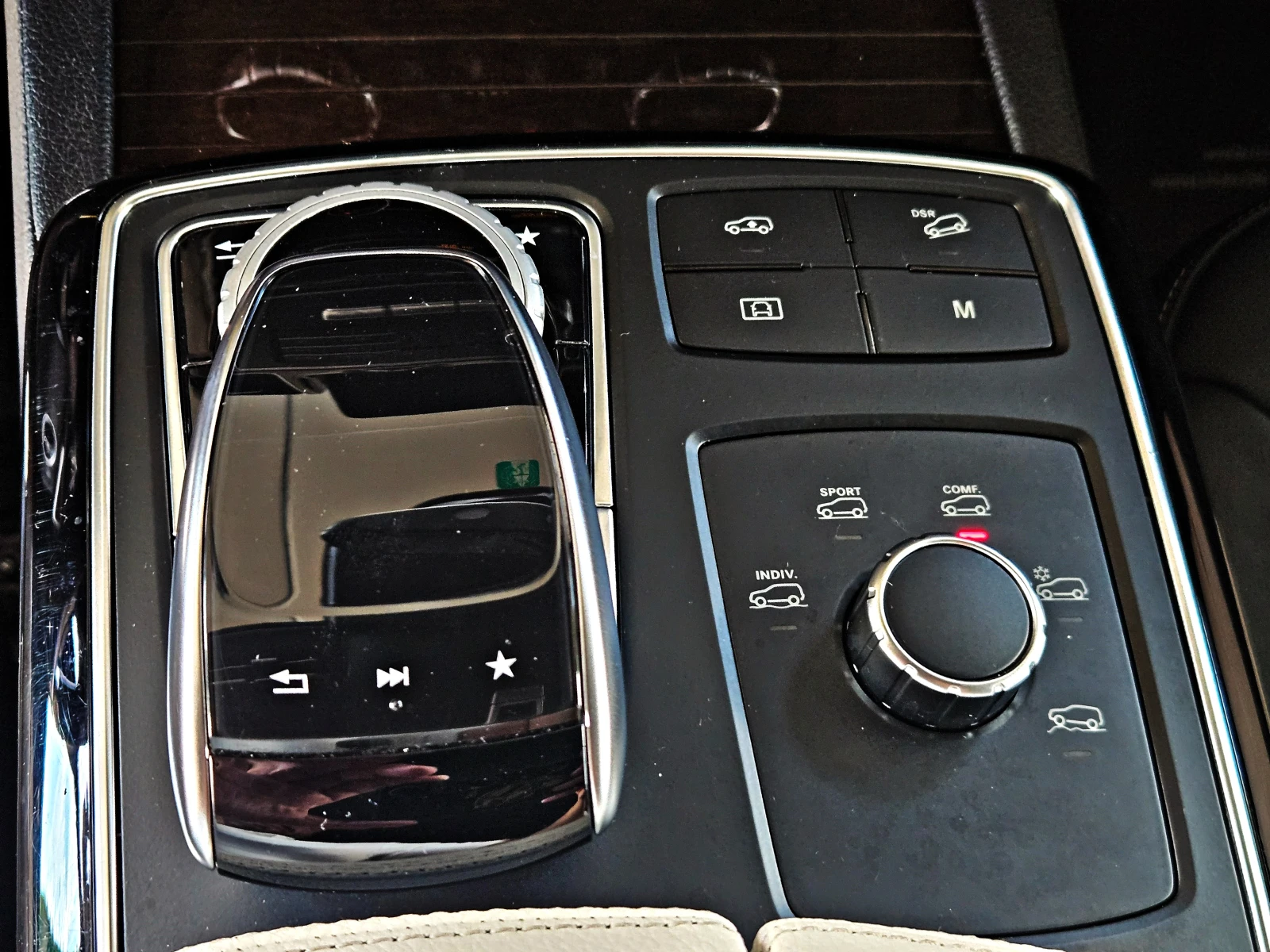 Mercedes-Benz GLE 400 AMG/360CAMERA/PANO/ПОДГРЕВ/CAR PLAY/AMBIENT/LIZING, снимка 13 - Автомобили и джипове - 55477134