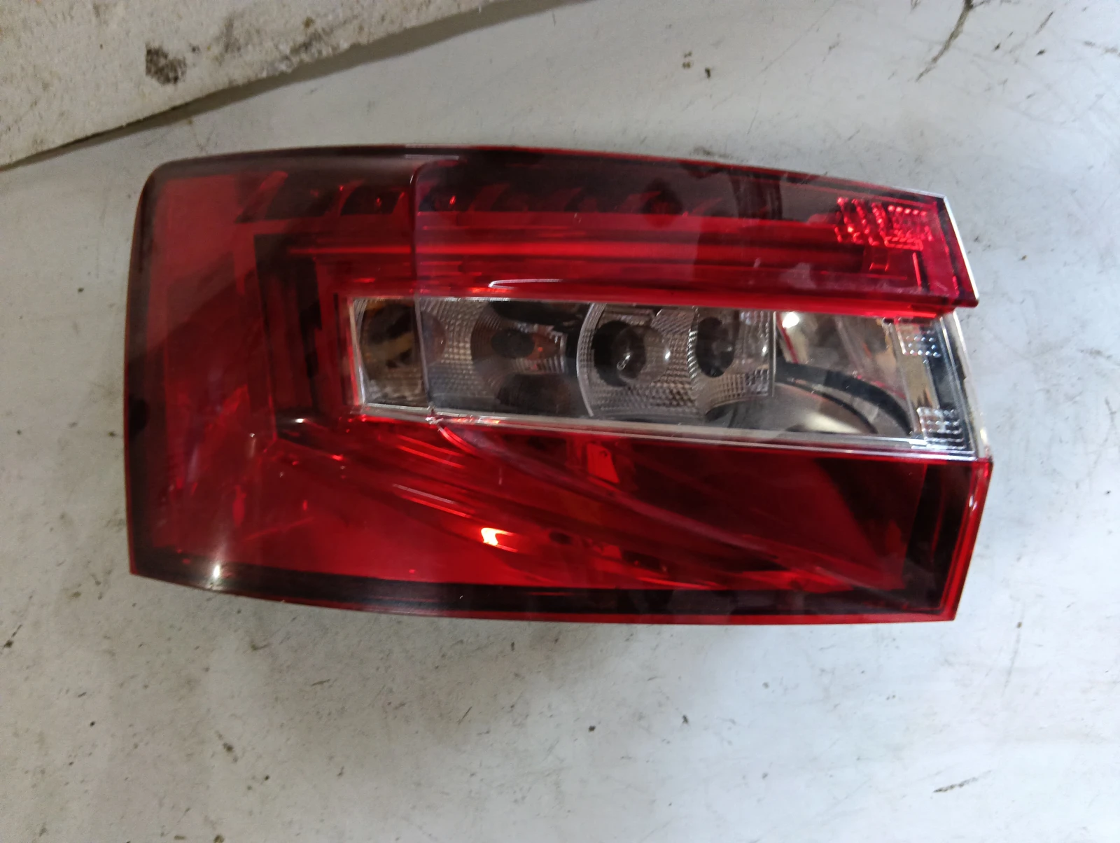 стоп ляв външен комби 3V9945207 3V9945207A 3V9945711 3V9945711B Skoda Superb