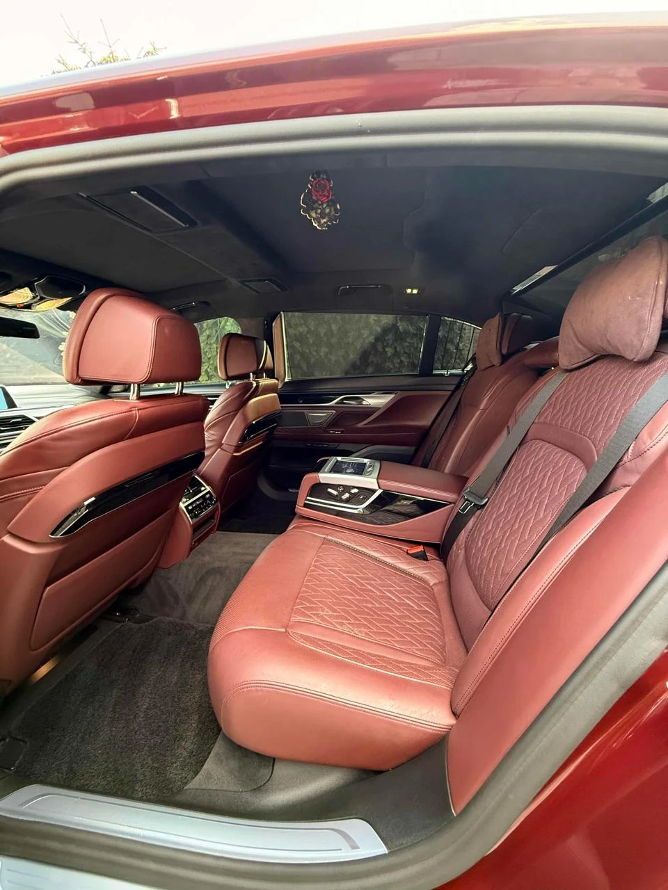BMW 750 Li* Carbon Core* Individual* 360* Обдух* Масаж, снимка 10 - Автомобили и джипове - 55886056