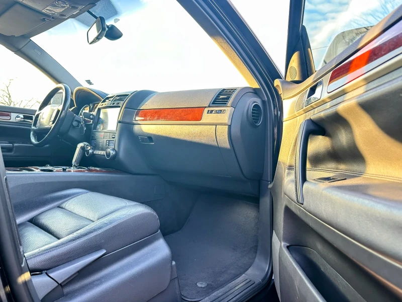 VW Touareg 3.0D/224HP* НАВИГАЦИЯ* ПОДГРЕВ* КОЖА* СМЕНЕНИ ВЕРИ, снимка 7 - Автомобили и джипове - 49074228