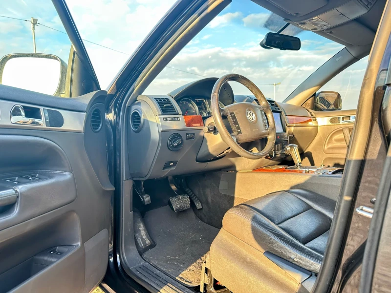 VW Touareg 3.0D/224HP* НАВИГАЦИЯ* ПОДГРЕВ* КОЖА* СМЕНЕНИ ВЕРИ, снимка 5 - Автомобили и джипове - 49074228