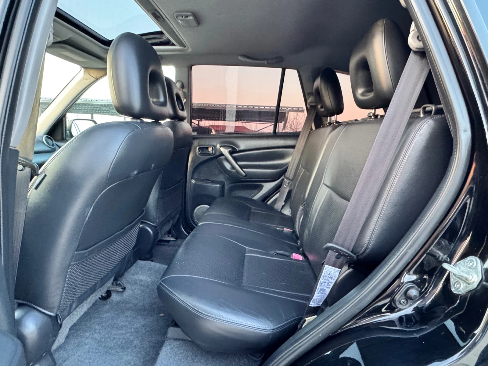 Toyota Rav4 2.0D4D 4х4 Кожа Шибедах ИТАЛИЯ, снимка 9 - Автомобили и джипове - 53841472