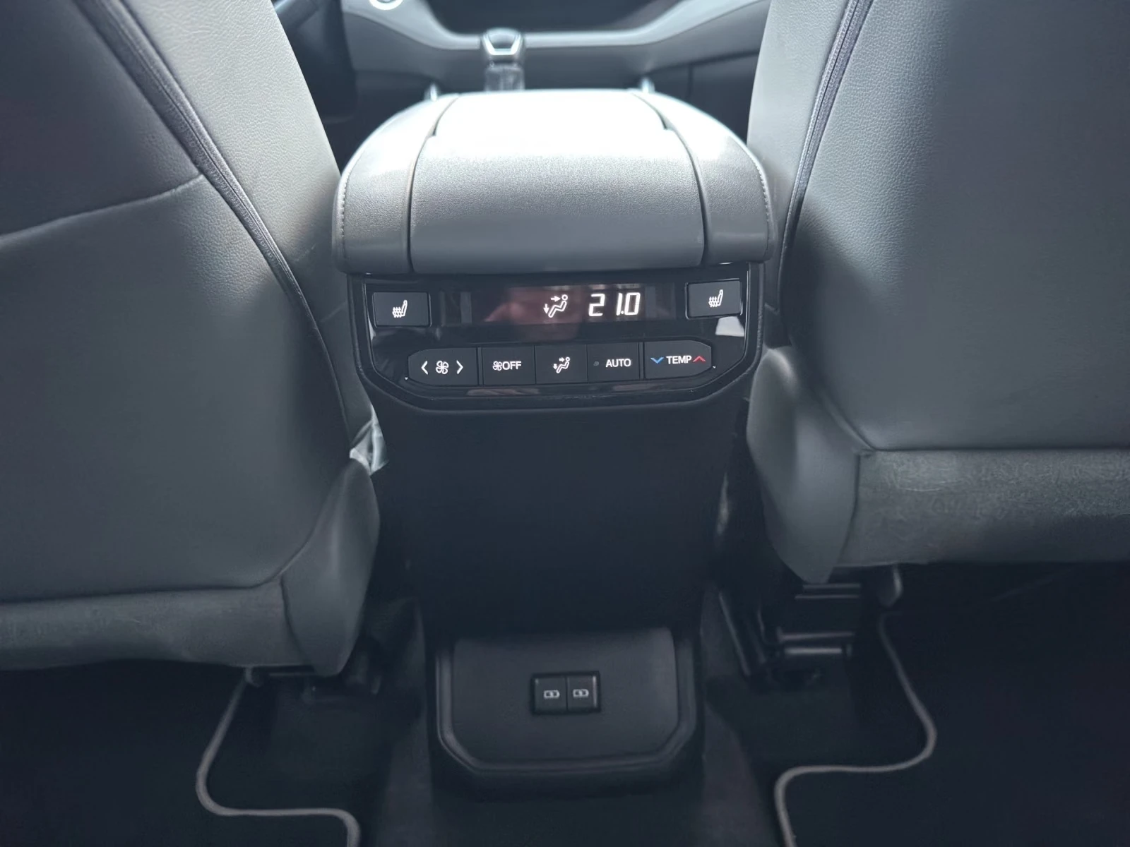 Toyota Highlander 2.5 HEV/LUXURY/7S/247HP/4x4/CAM/NAVI/341h, снимка 16 - Автомобили и джипове - 56200877