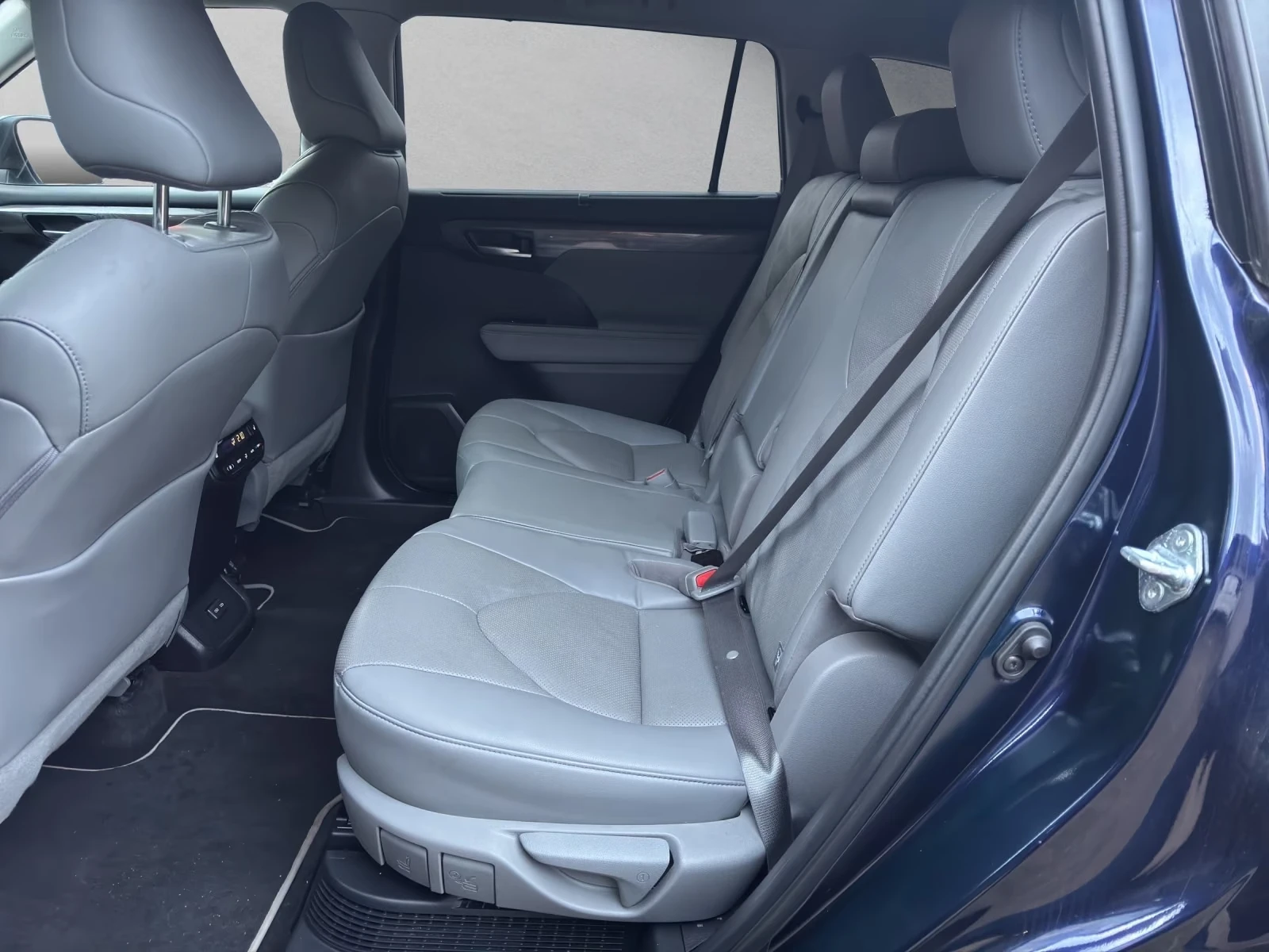Toyota Highlander 2.5 HEV/LUXURY/7S/247HP/4x4/CAM/NAVI/341h, снимка 12 - Автомобили и джипове - 56200877