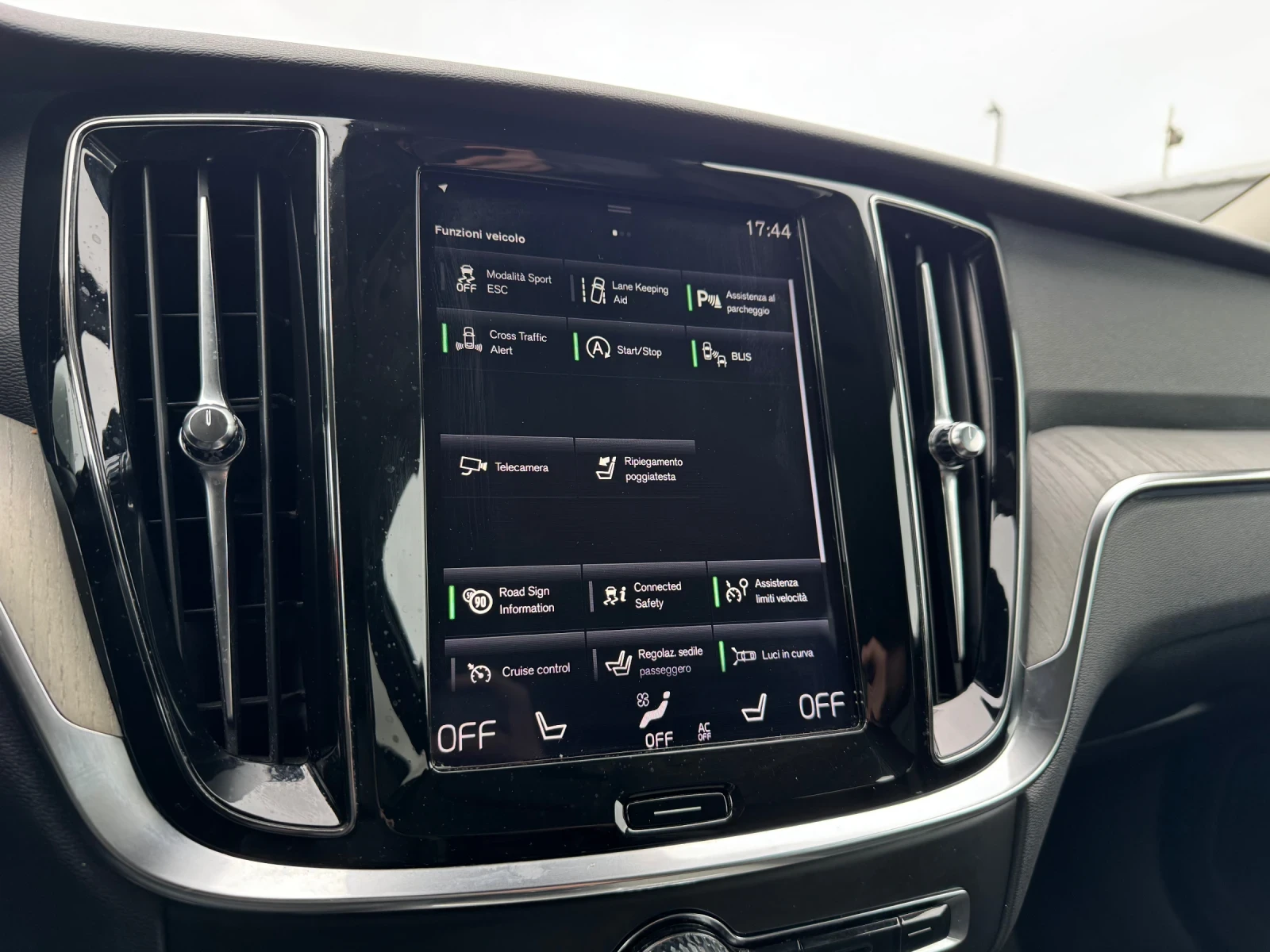 Volvo V60 D4-INSCRIPTION-HARMAN-ВЕНТИЛАЦИЯ-ПОДГРЕВ-FULL-TOP, снимка 12 - Автомобили и джипове - 54059920