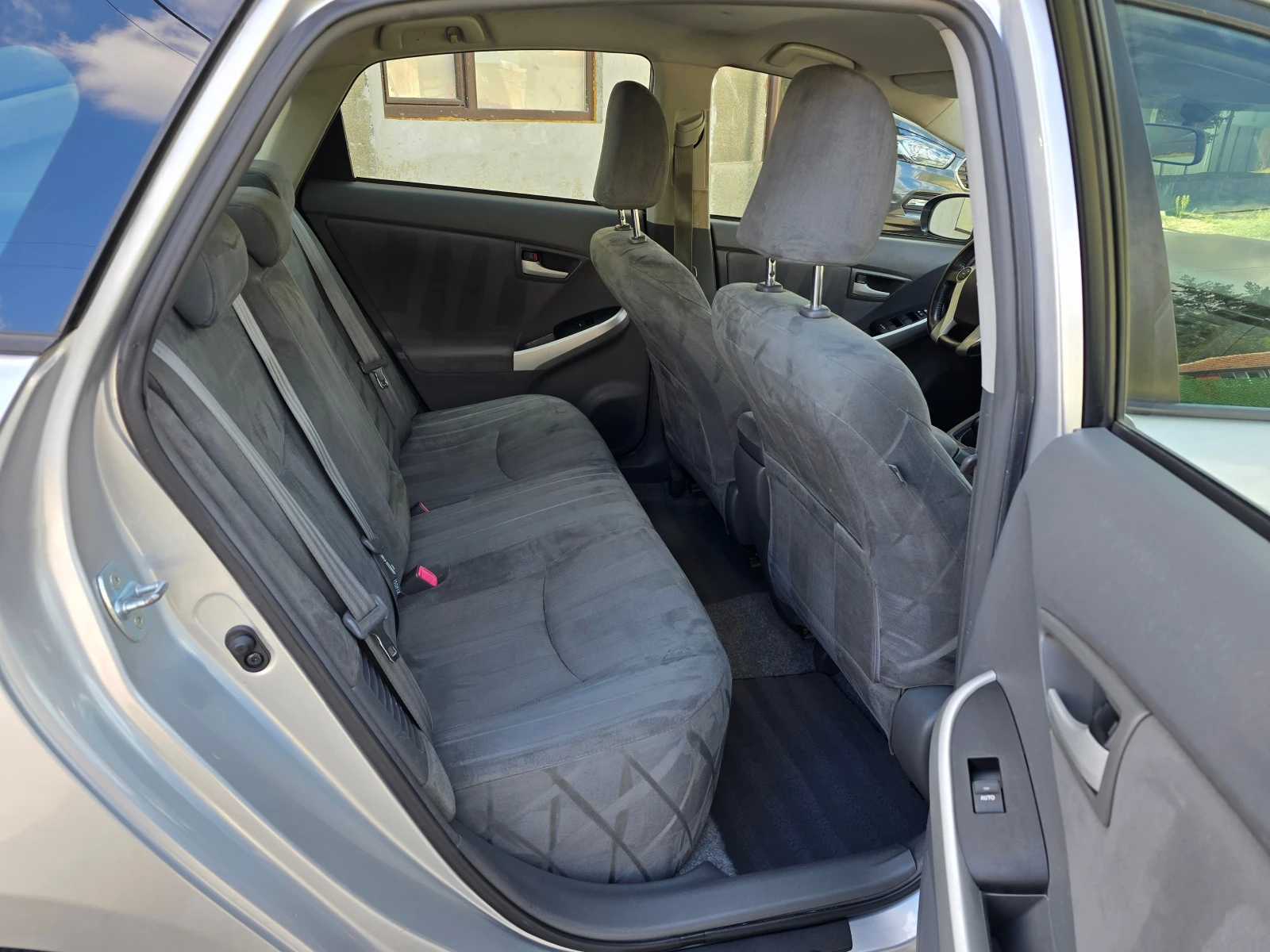 Toyota Prius 1.8HYBRID, снимка 10 - Автомобили и джипове - 56244011