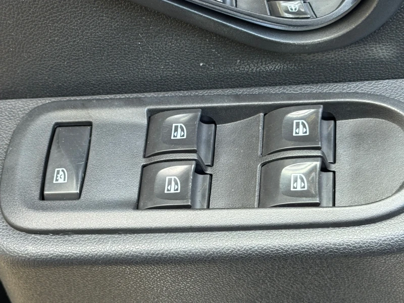 Dacia Duster 1.6i-16V 4X4 Пълна Сервизна История!, снимка 13 - Автомобили и джипове - 51844536