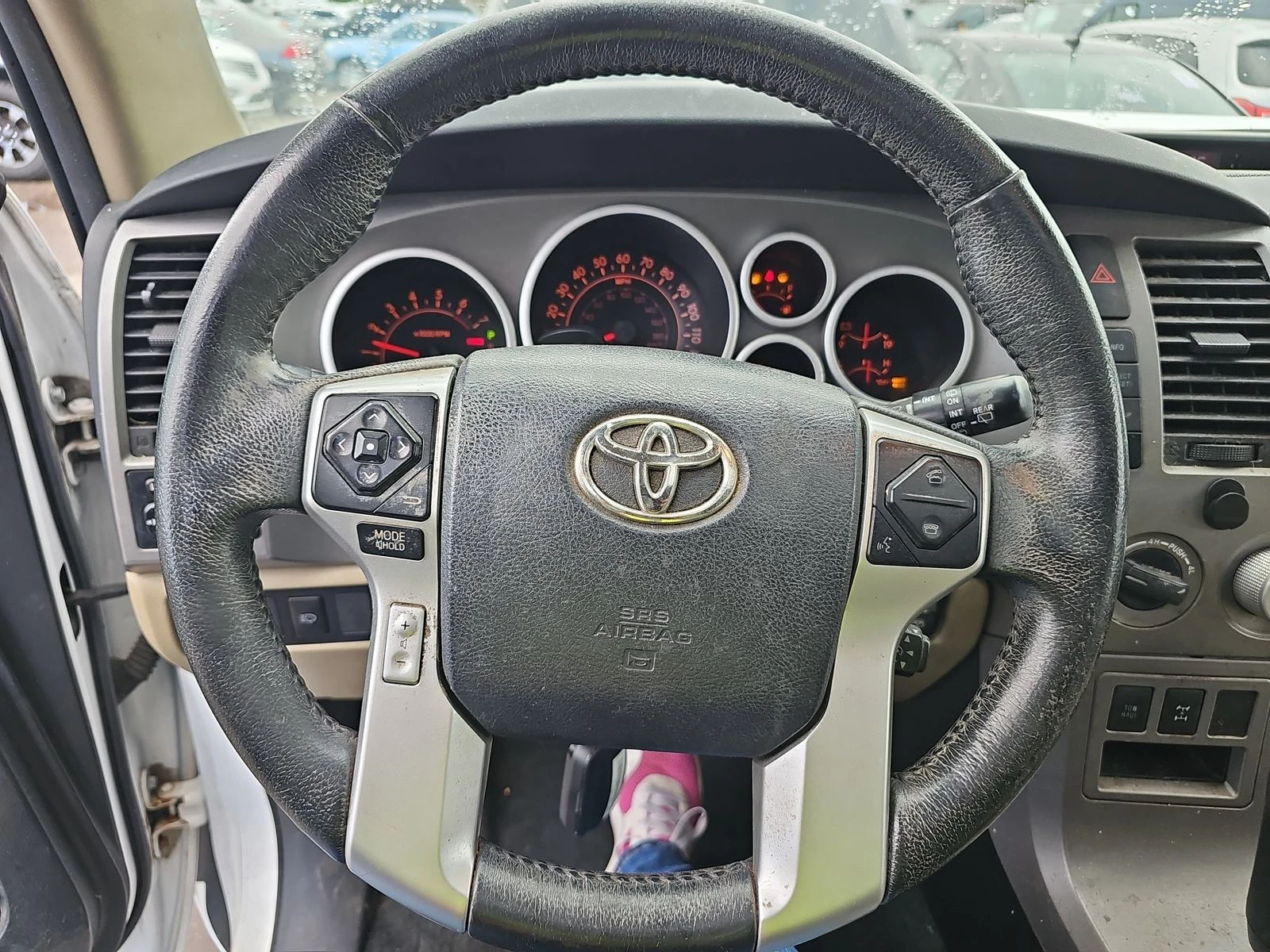 Toyota Sequoia SR5 - изображение 7