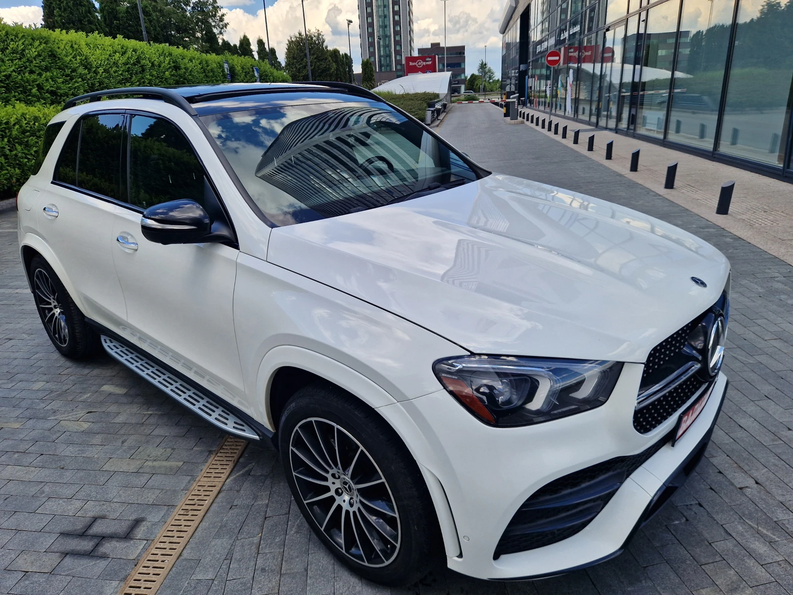 Mercedes-Benz GLE 350 4MATIC AMG PANORAMA BURMESTER AIRMATIC NIGHT PACK, снимка 2 - Автомобили и джипове - 54729476