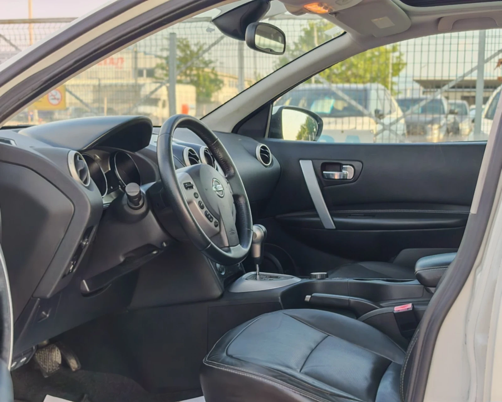 Nissan Qashqai 2.0 140 К.С БЕНЗИН! 4Х4! ПАНОРАМА!КОЖА! , снимка 8 - Автомобили и джипове - 55579641
