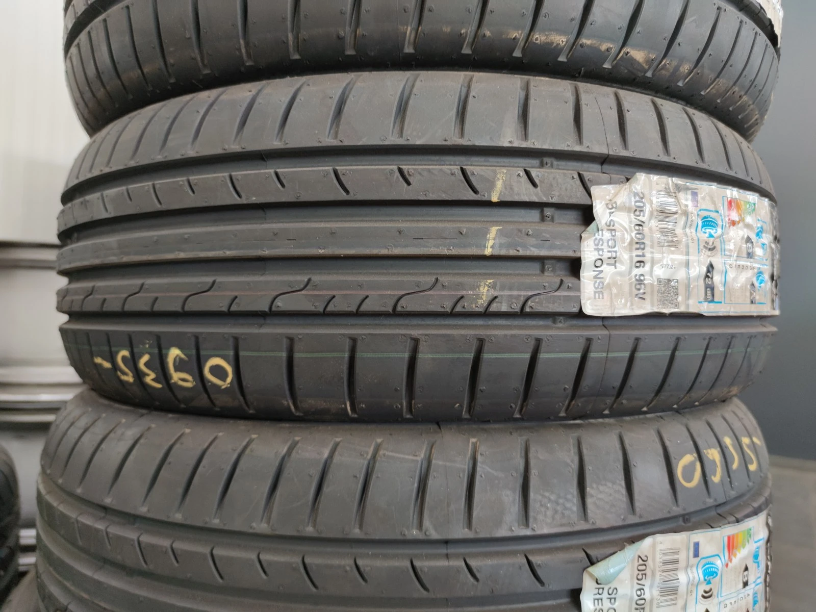 Гуми Летни 205/60R16, снимка 4 - Гуми и джанти - 56664521