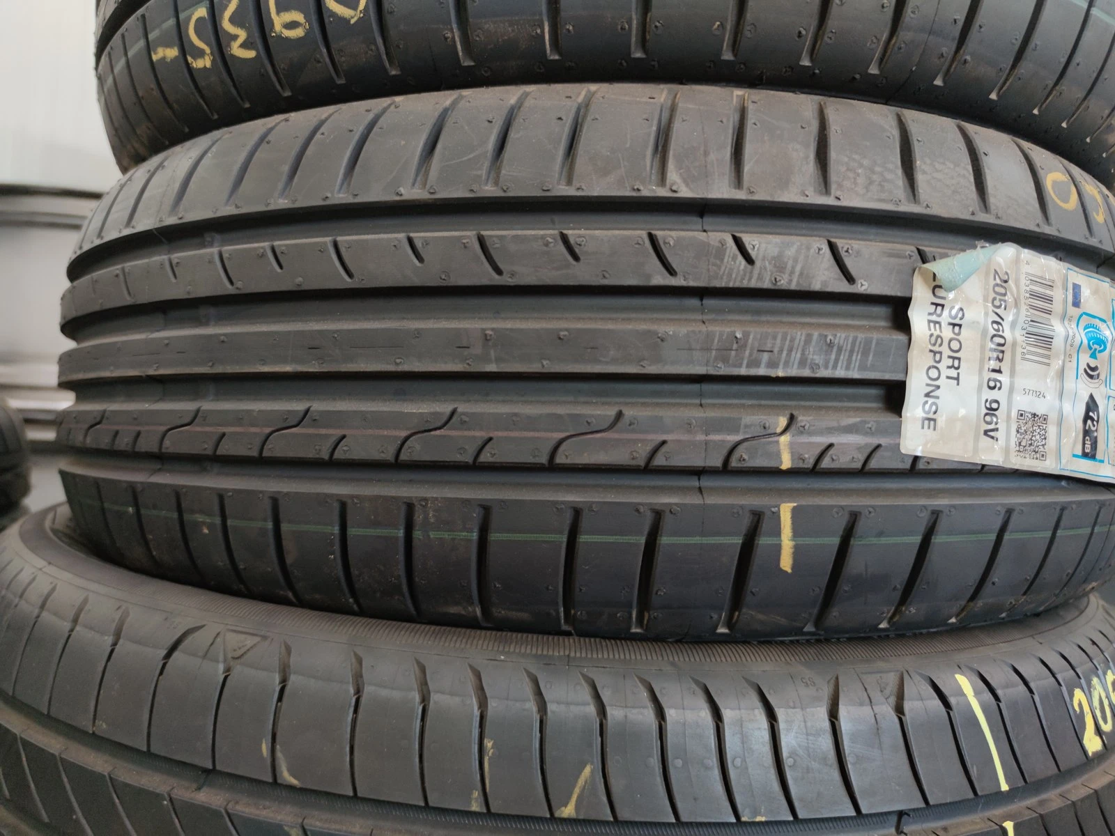 Гуми Летни 205/60R16, снимка 5 - Гуми и джанти - 56664521