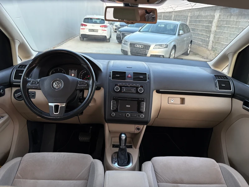 VW Touran 1.6 TDI* Automatic* Navi* Panorama* HighLine* EU5B, снимка 10 - Автомобили и джипове - 51307517