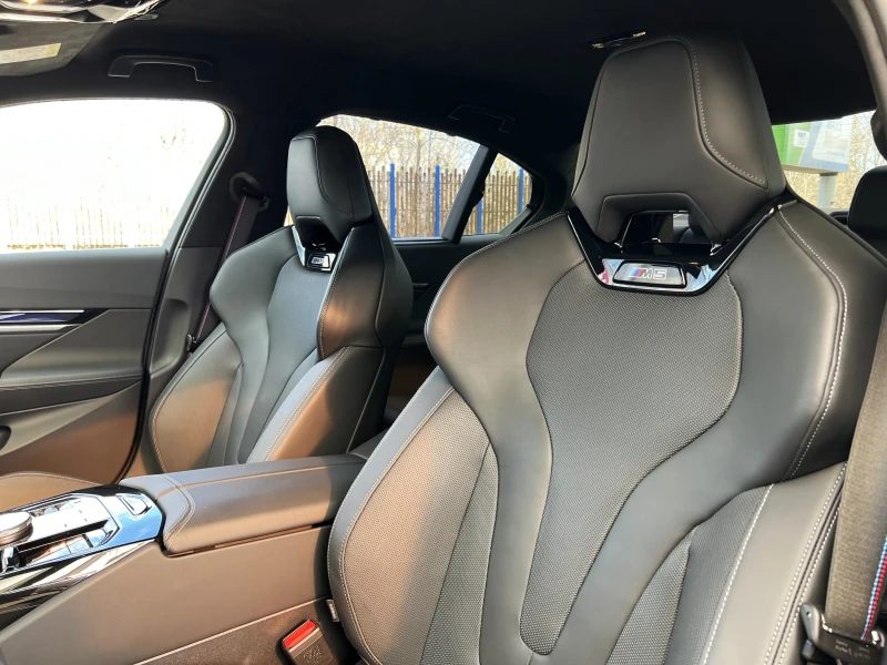 BMW M5 4.4 V8/PLUG-IN/xDrive/CARBON/B&W/HEAD UP/360/, снимка 8 - Автомобили и джипове - 53445738