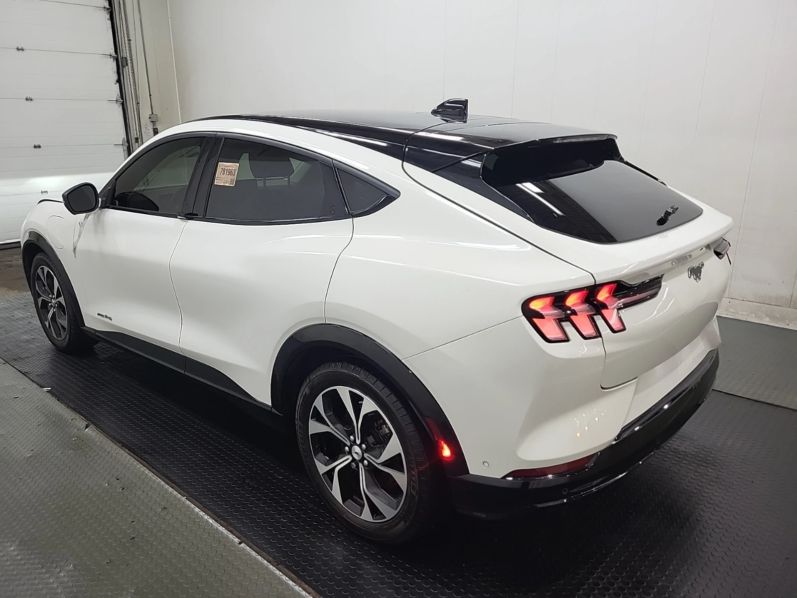 Ford Mustang Mach-E * PREMIUM * CARFAX * АВТОКРЕДИТ - изображение 4