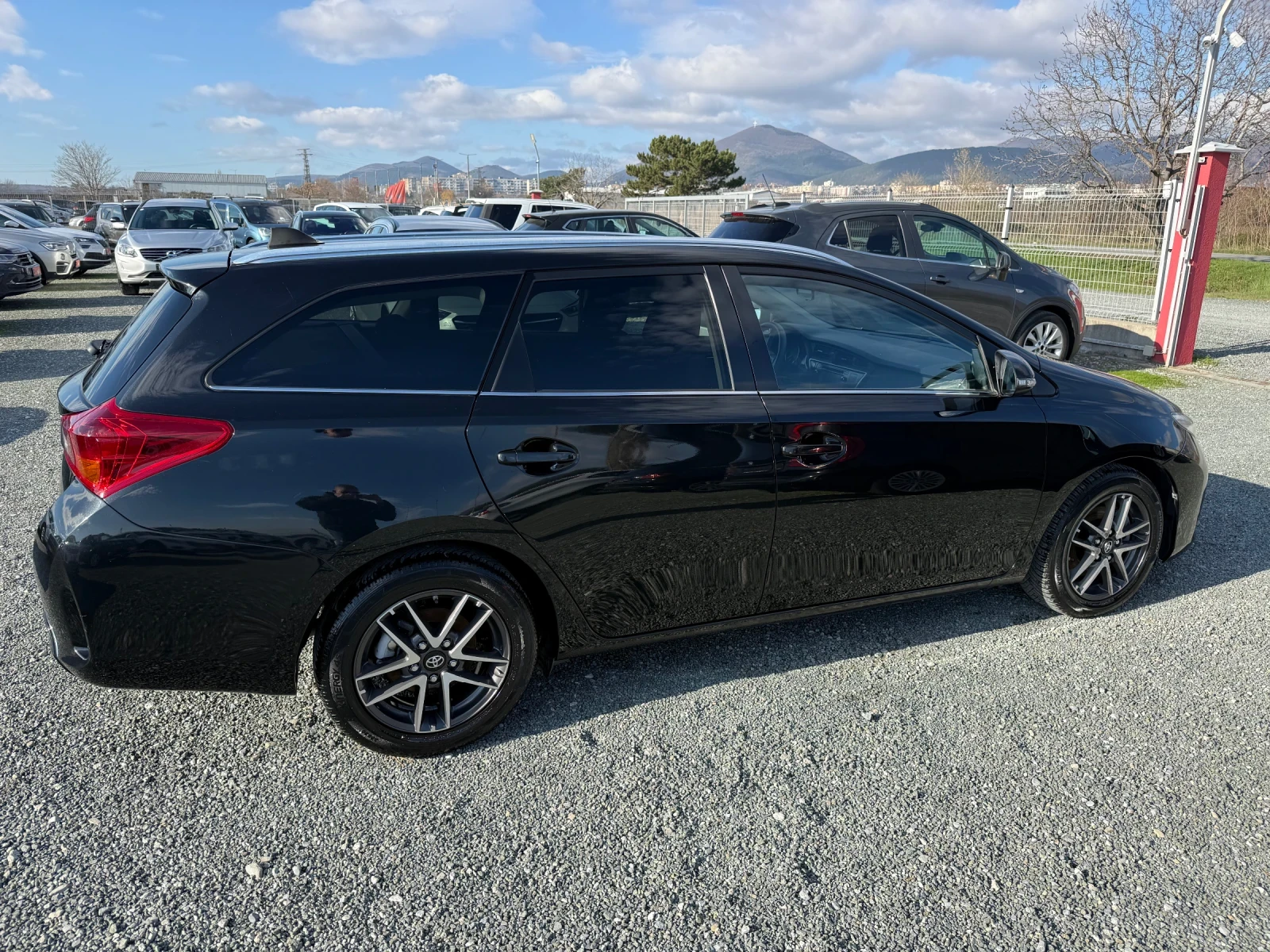 Toyota Auris (KATO НОВА) - изображение 5