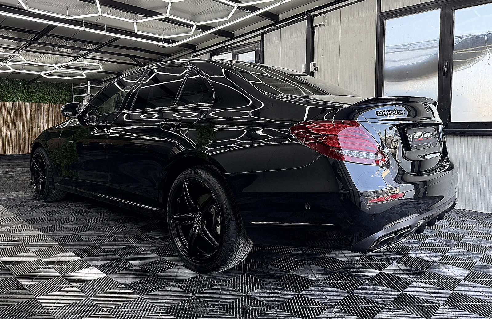 Mercedes-Benz E 220 BRABUS-PAKET/START STOP/AMBIENT/СОБСТВЕН ЛИЗИНГ, снимка 4 - Автомобили и джипове - 54455125