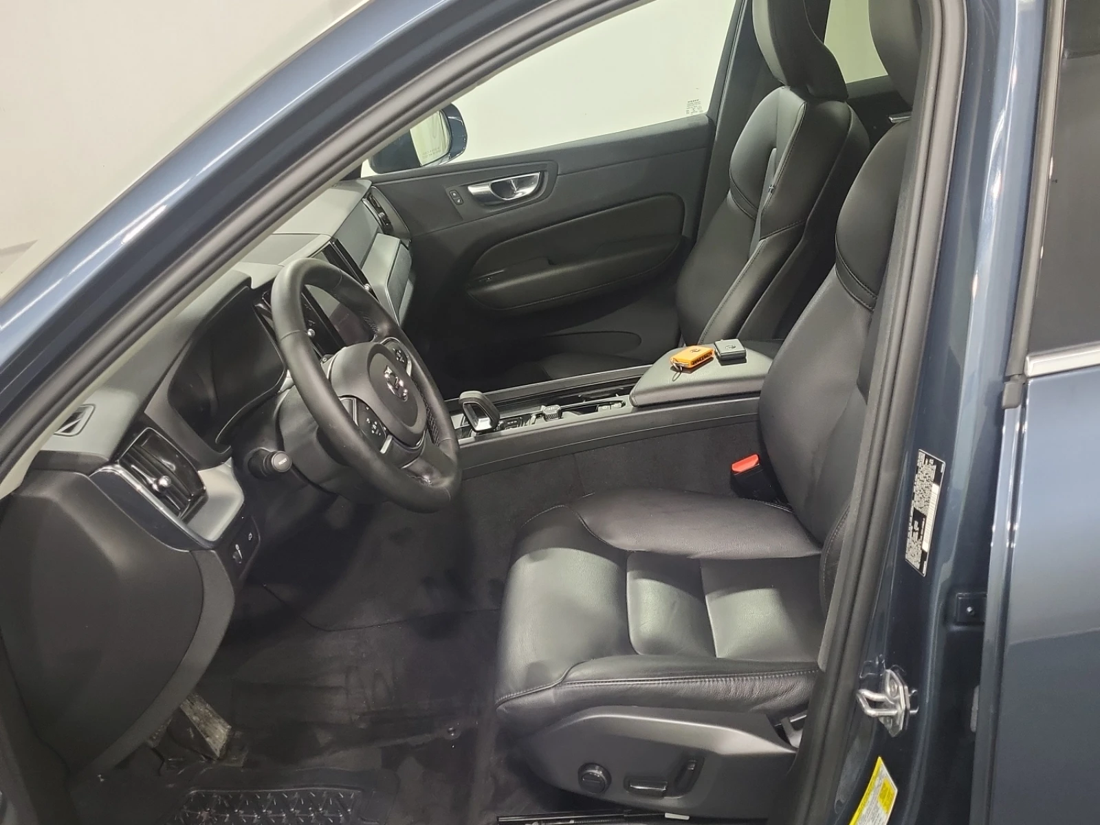 Volvo XC60 MOMENTUM| PANO| 2 KEYS| CARFAX| 4x4 - изображение 9