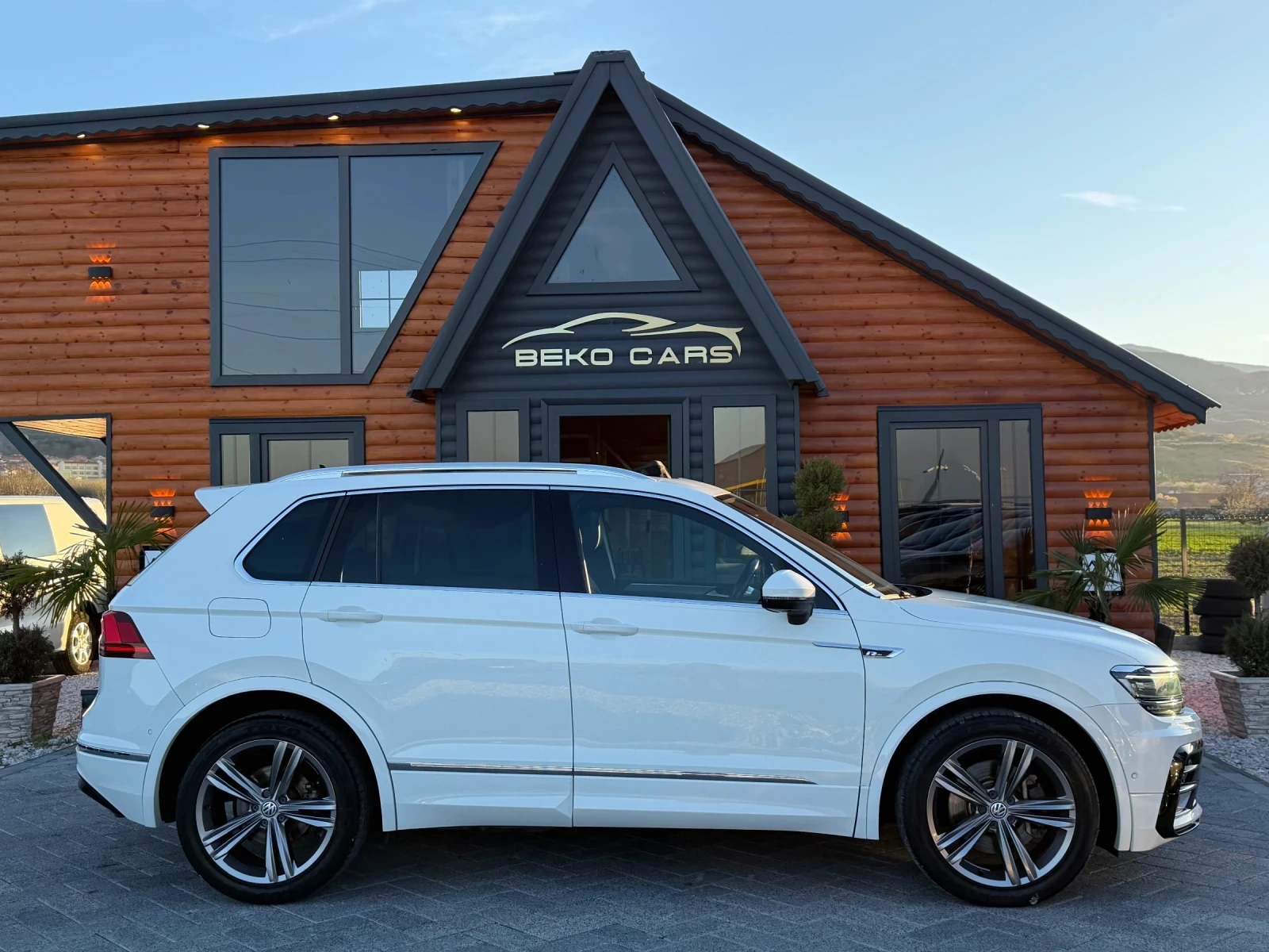 VW Tiguan Безупречна!, снимка 3 - Автомобили и джипове - 54122551