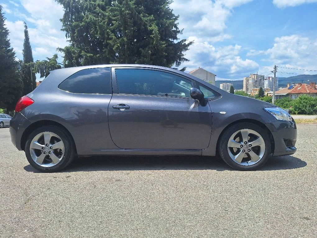 Toyota Auris 2.2 - изображение 6