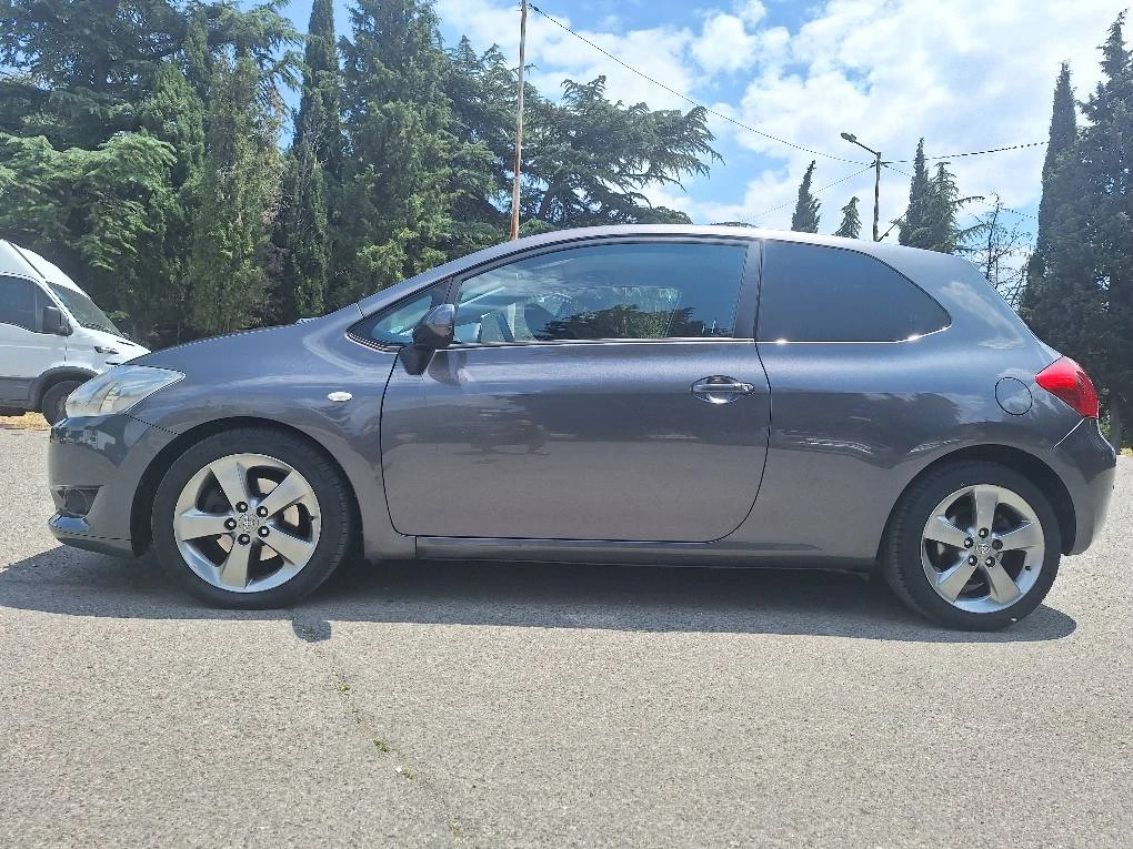 Toyota Auris 2.2 - изображение 7