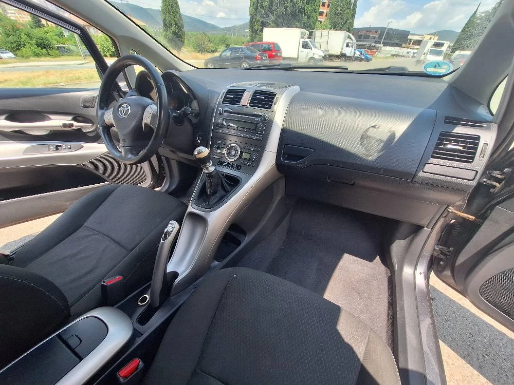 Toyota Auris 2.2 - изображение 3
