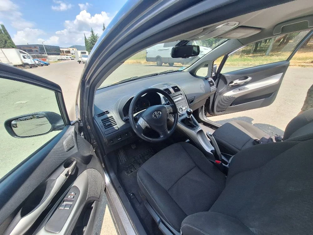 Toyota Auris 2.2 - изображение 9