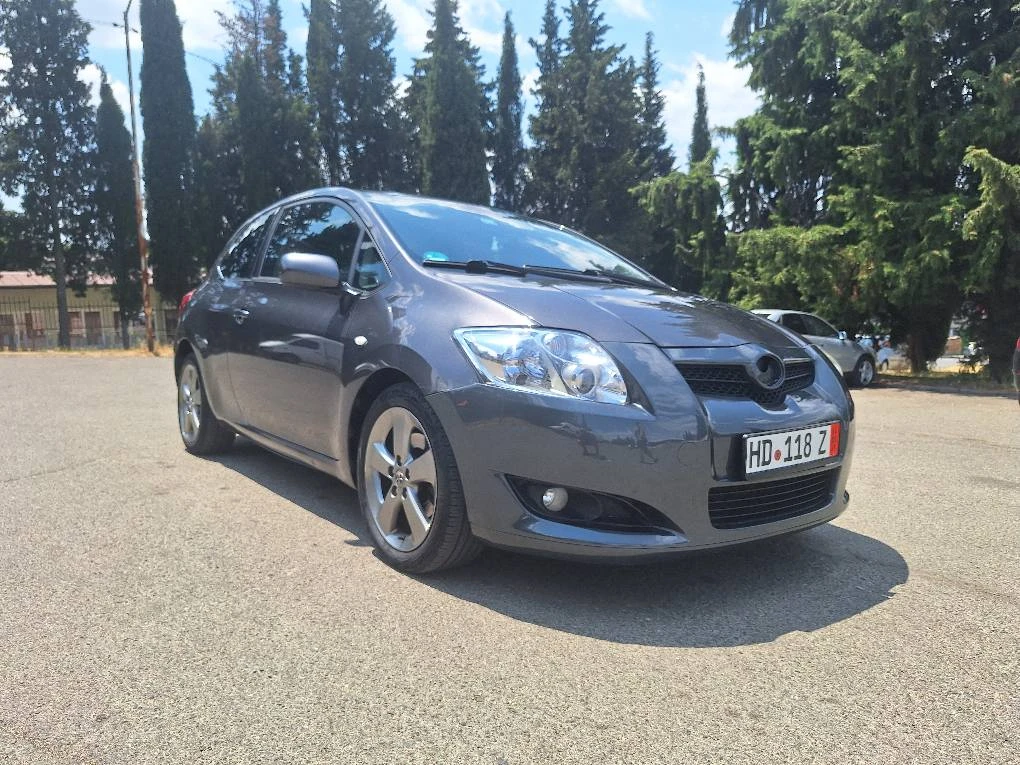 Toyota Auris 2.2 - изображение 2