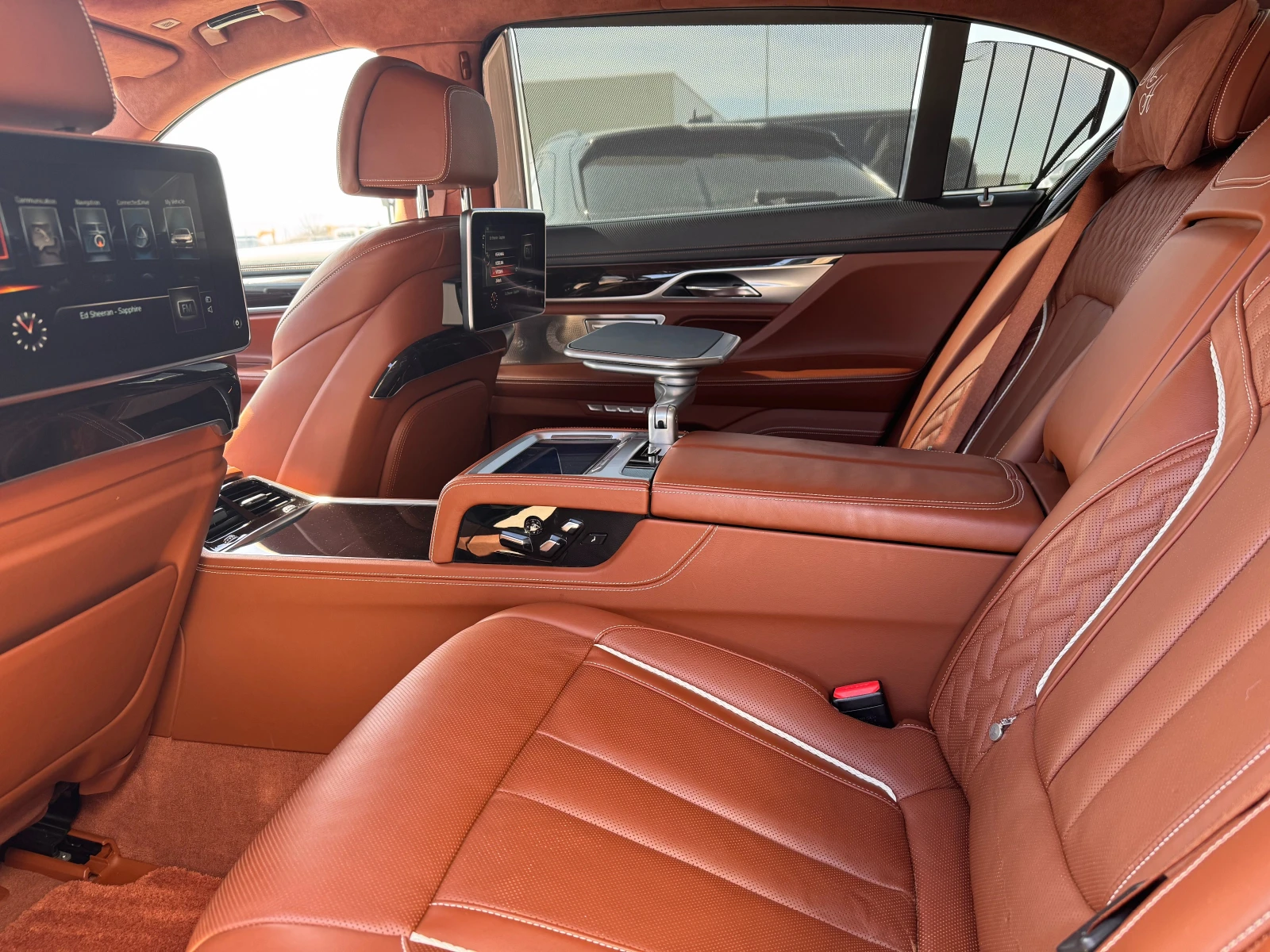 BMW 750 / Long / Individual / B&W / ACC / HUD / FULL /, снимка 13 - Автомобили и джипове - 53993757