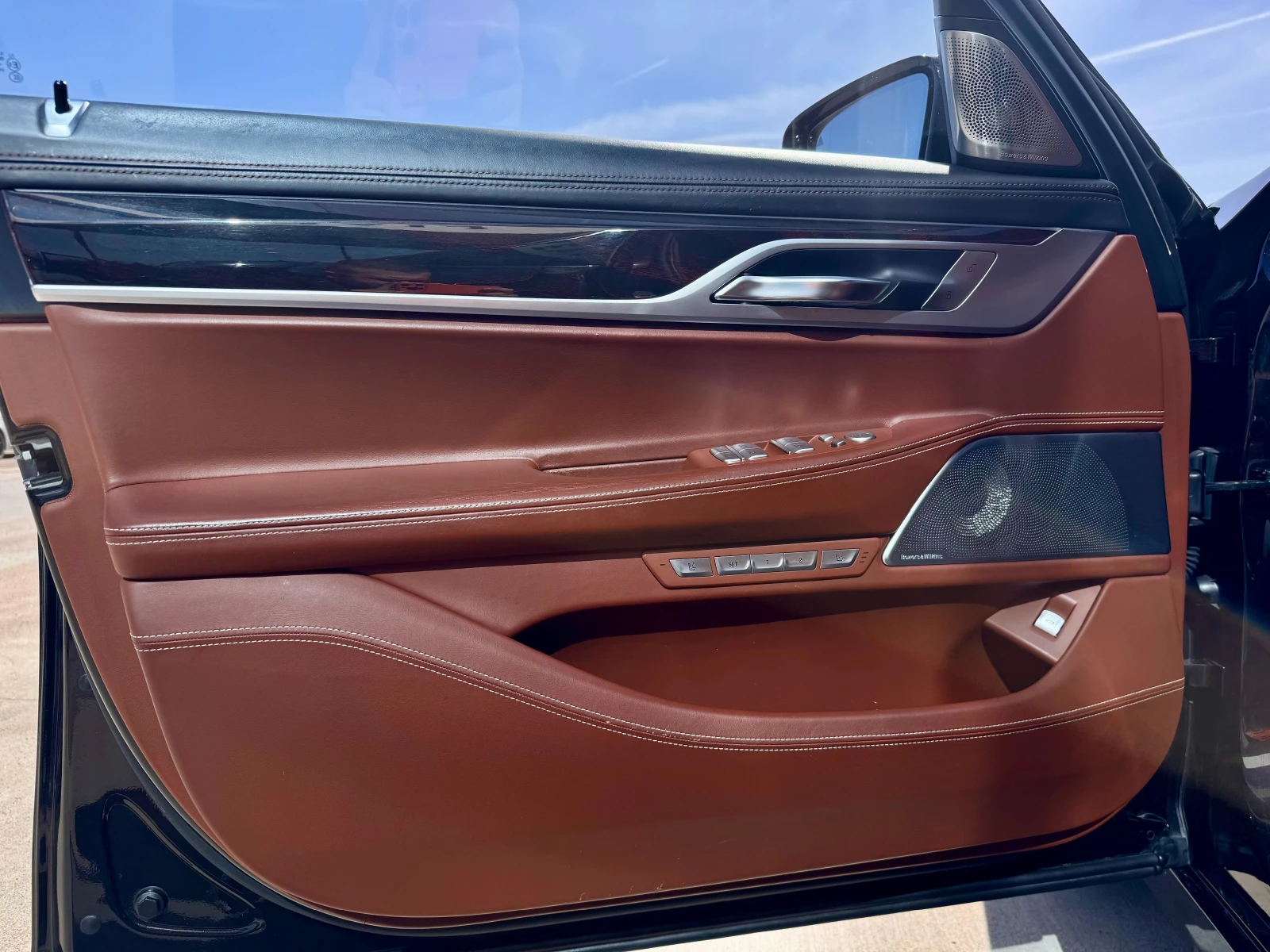 BMW 750 / Long / Individual / B&W / ACC / HUD / FULL /, снимка 16 - Автомобили и джипове - 53993757