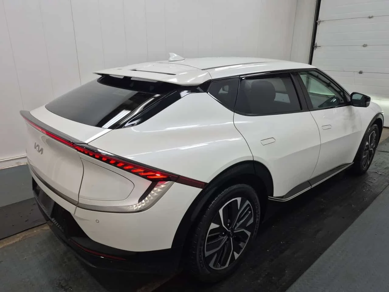 Kia EV6 4D UTILITY AWD/LAND/CARFAX/Панорама/Подгрев, снимка 3 - Автомобили и джипове - 54155724