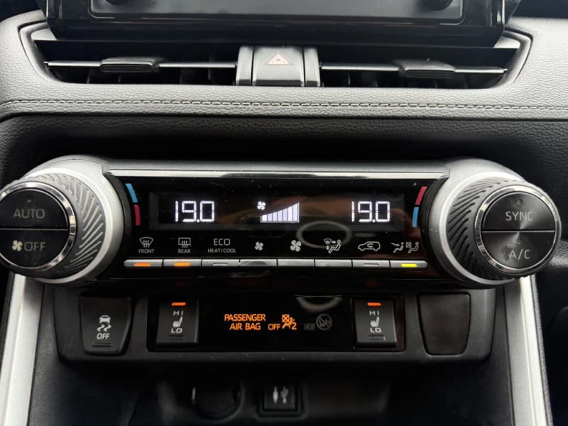 Toyota Rav4 XLE AWD | HTD LEATHER | SUNROOF | CARPLAY, снимка 12 - Автомобили и джипове - 53329843