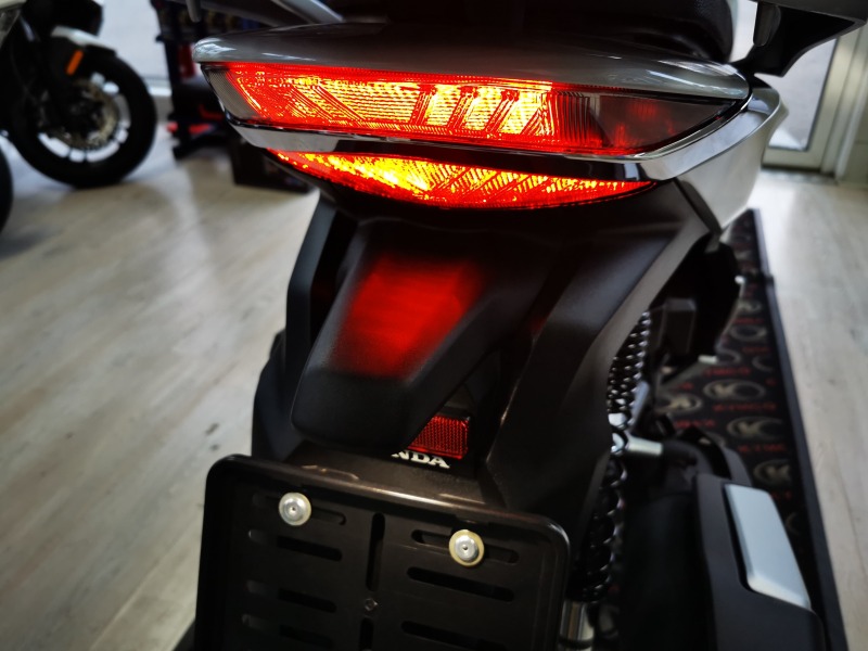 Honda Sh 350i ABS, TCS, LED - 2021г., снимка 3 - Мотоциклети и мототехника - 38899382