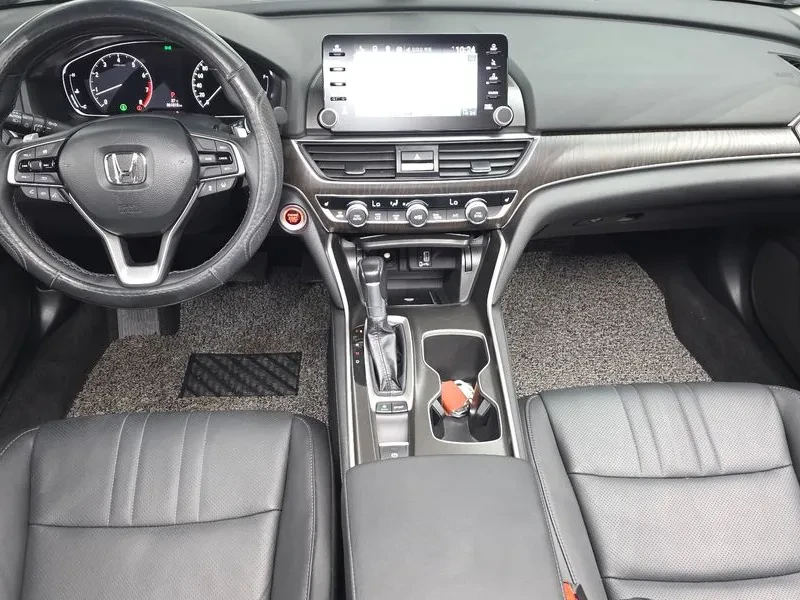 Honda Accord 1.5 Turbo, снимка 14 - Автомобили и джипове - 55841737