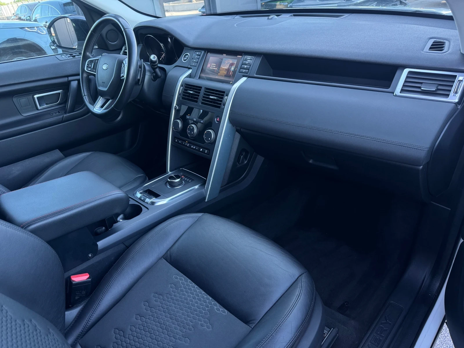 Land Rover Discovery Sport 2.0D 6+ 1, снимка 13 - Автомобили и джипове - 54750617