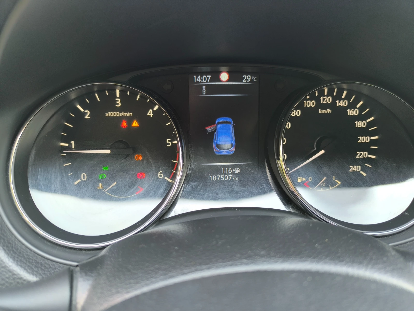 Nissan Qashqai 1.6 dCi TEKNA 4x4, снимка 8 - Автомобили и джипове - 55973058
