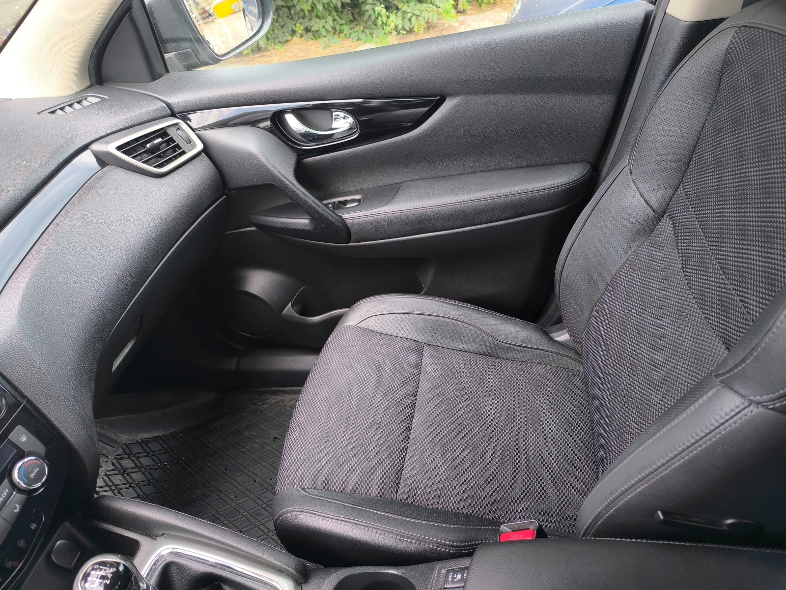 Nissan Qashqai 1.6 dCi, снимка 11 - Автомобили и джипове - 55726825