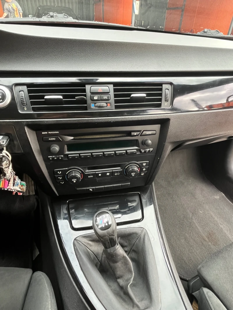 BMW 330 i, снимка 10 - Автомобили и джипове - 52296997